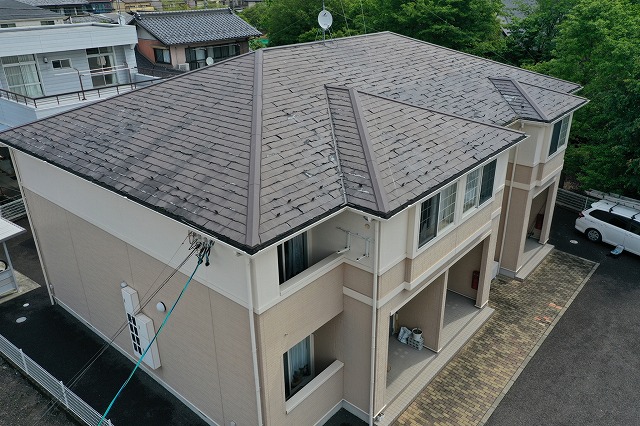 岐阜市のアパートで劣化した、表面が剥がれたパミール屋根の屋根カバー工事を提案しました